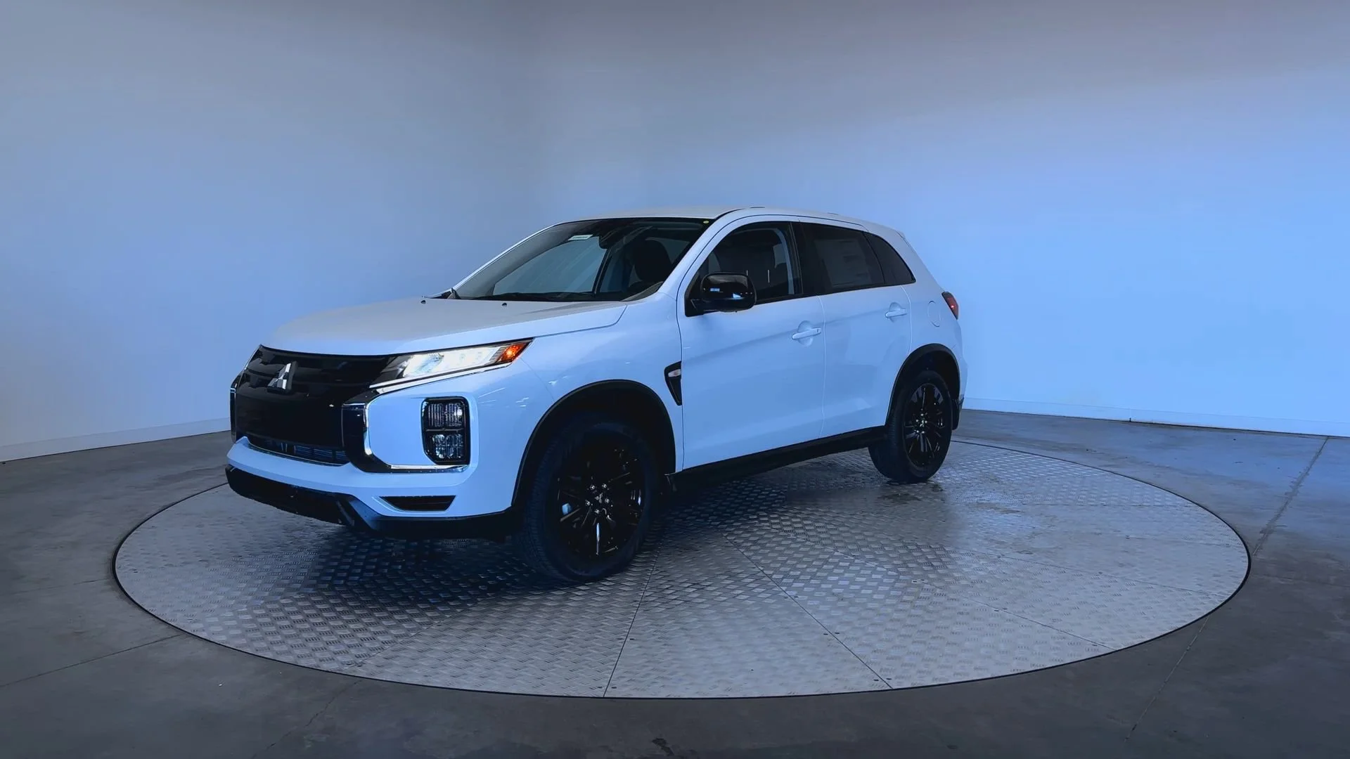 New 2026 White Diamond Mitsubishi LE image 4