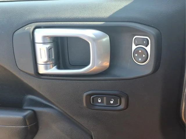 Used 2018  Jeep Sport S image 17