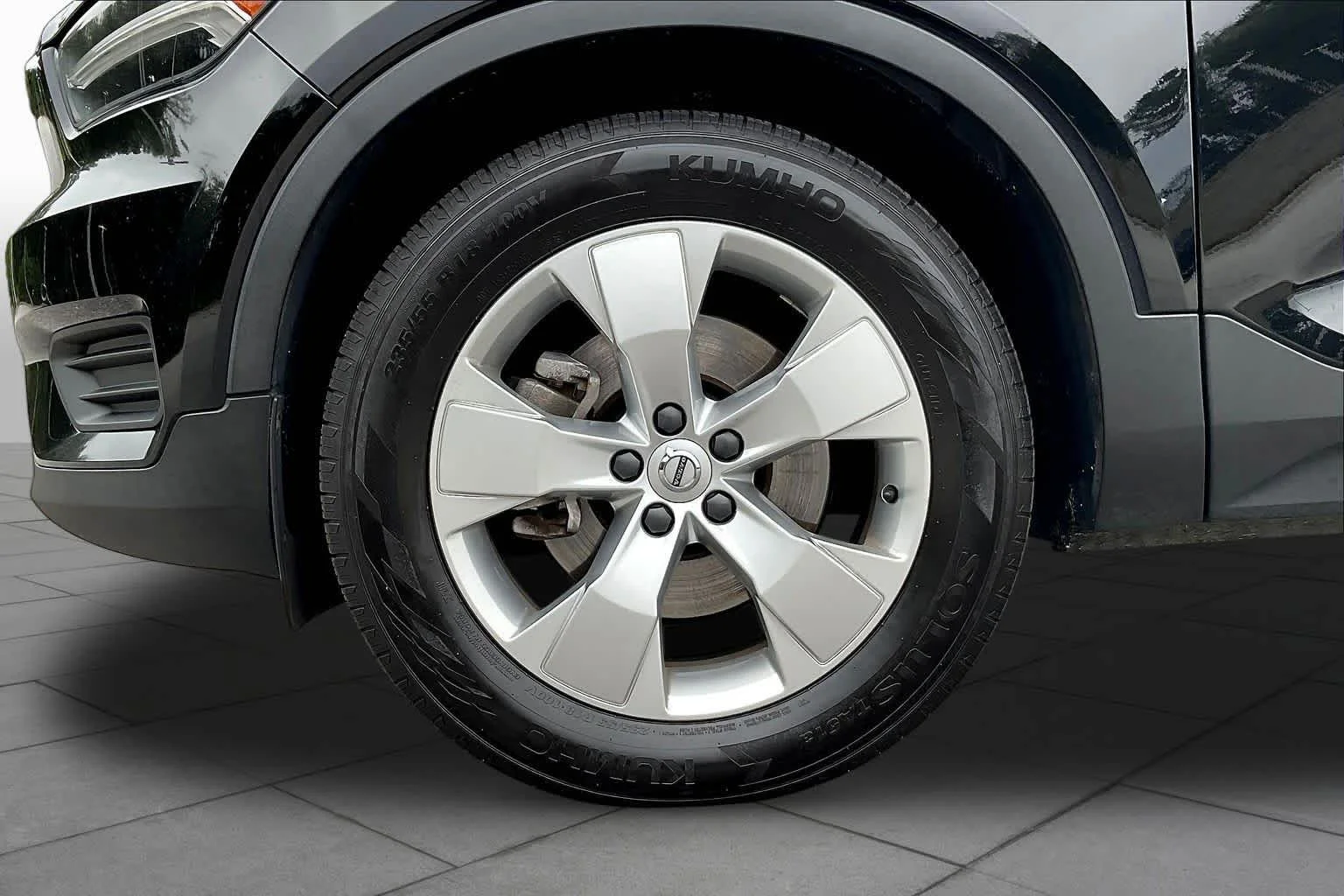 Used 2020 black Volvo Momentum image 10