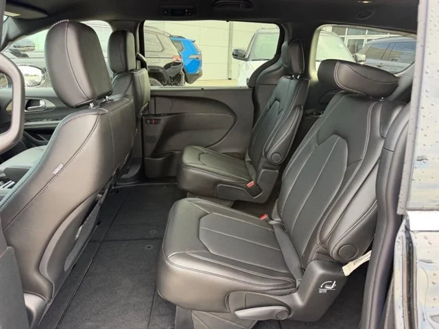 New 2027 Diamond Black Crystal Pearl-Coat Exterior Paint Chrysler Select image 10