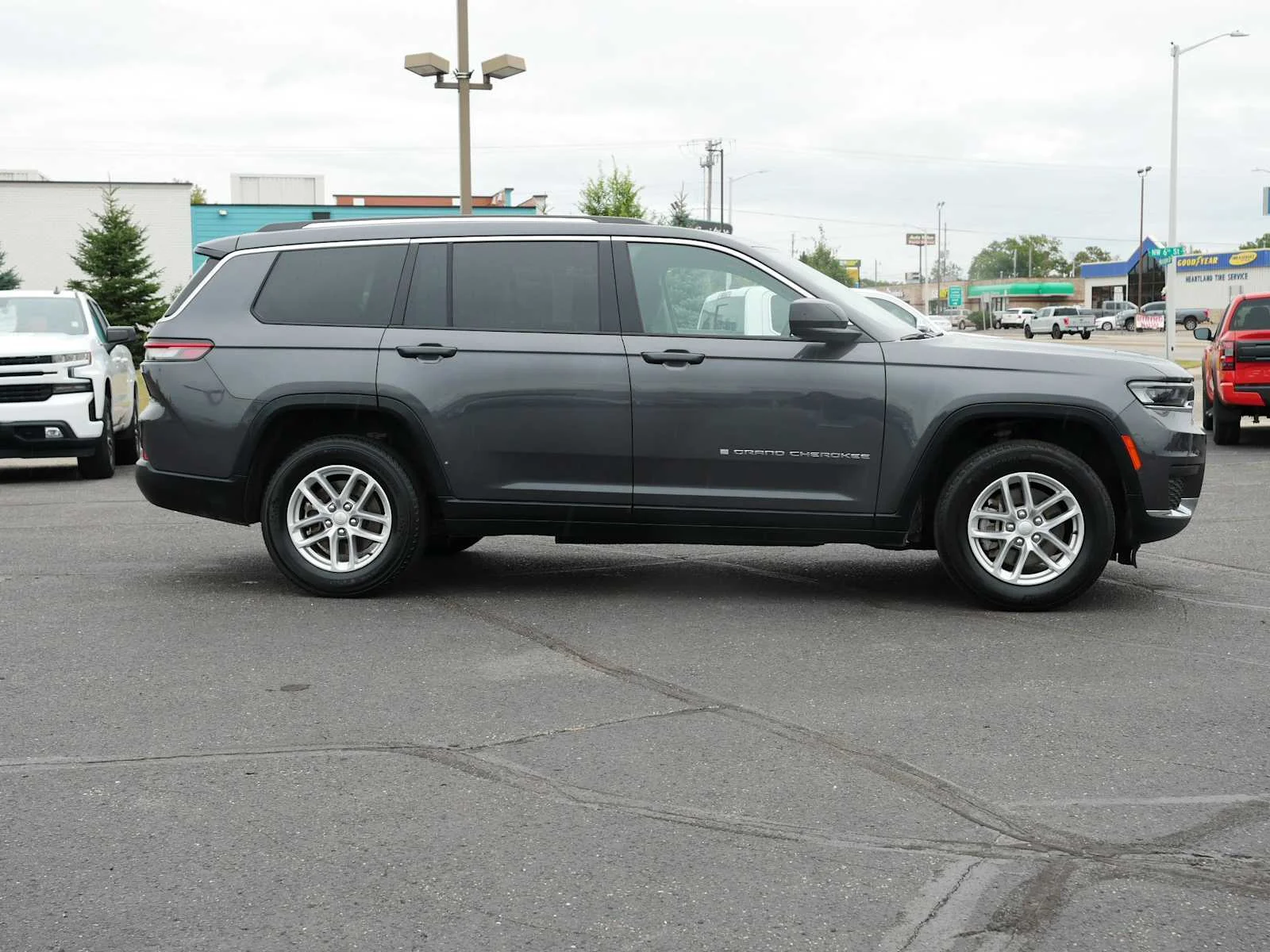 Used 2023 Baltic Gray Metallic Clearcoat Jeep Laredo image 8