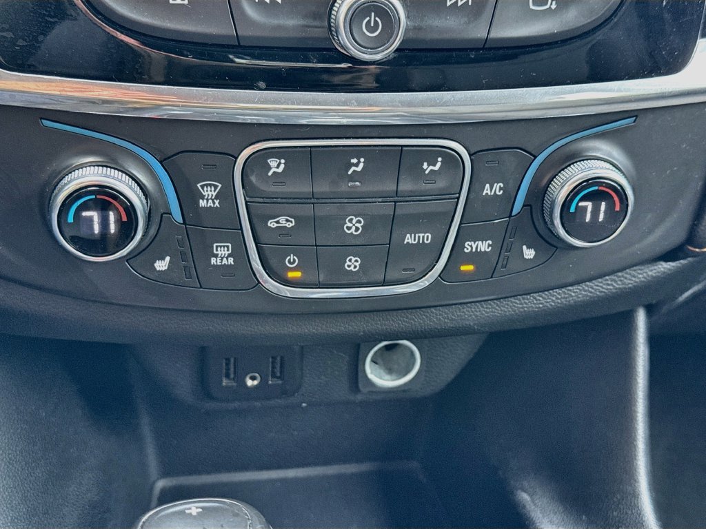 Used 2020 SUMMIT WHITE Chevrolet LT Cloth image 18