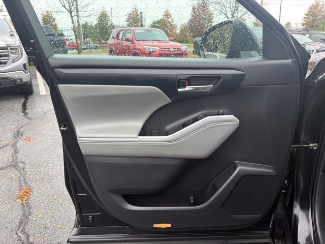 Used 2022 Midnight Black Metallic Toyota XLE image 10
