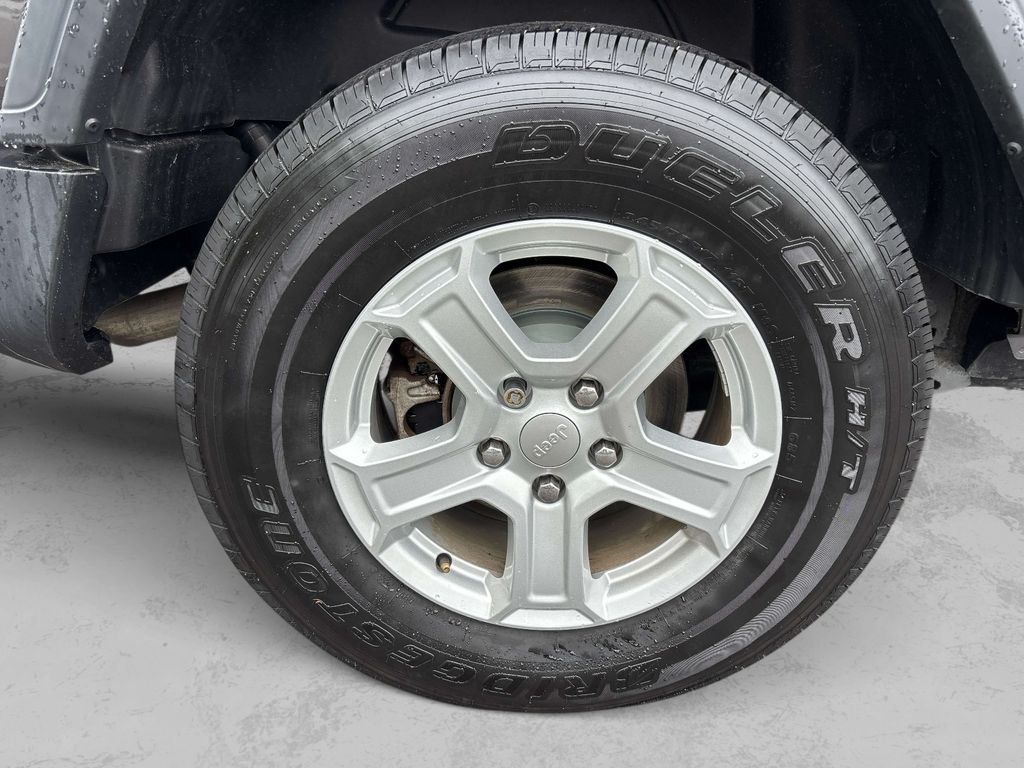 Used 2020 Gray Jeep Sport S image 32