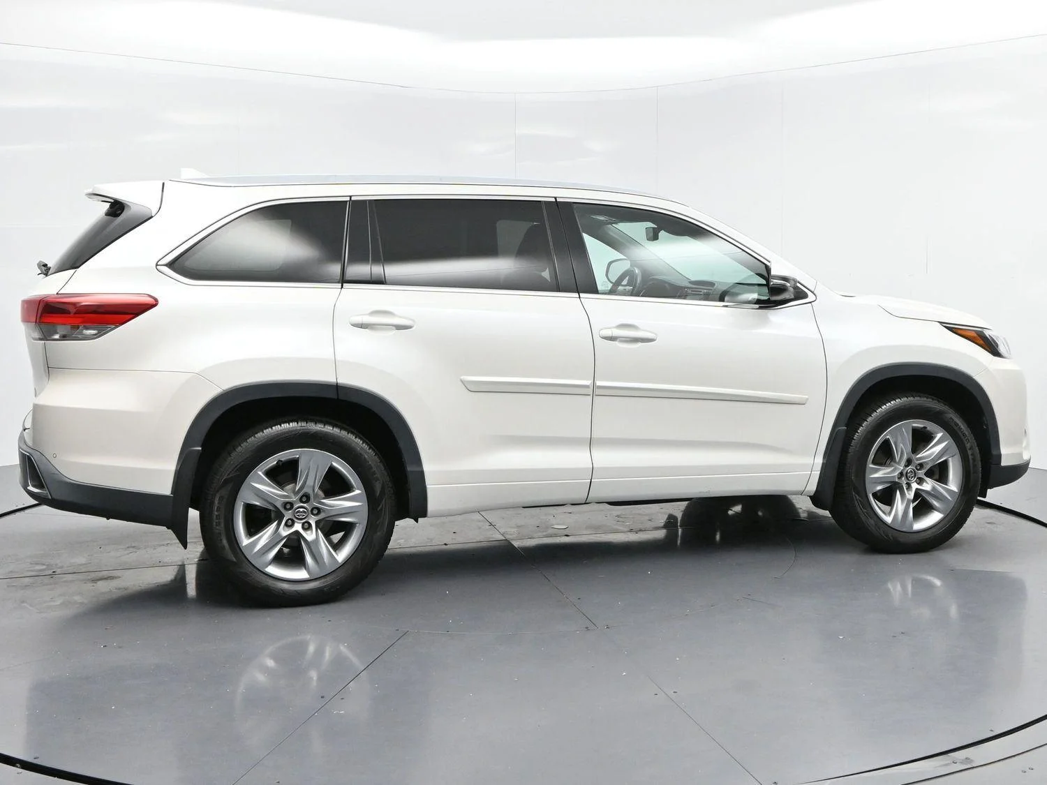 Used 2017 Blizzard Pearl Toyota Limited image 8