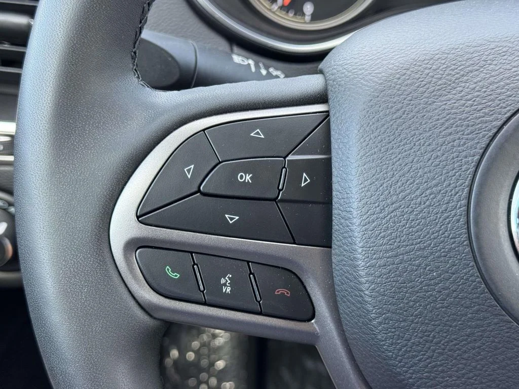 Used 2021 Bright White Clearcoat Jeep Latitude Lux image 22