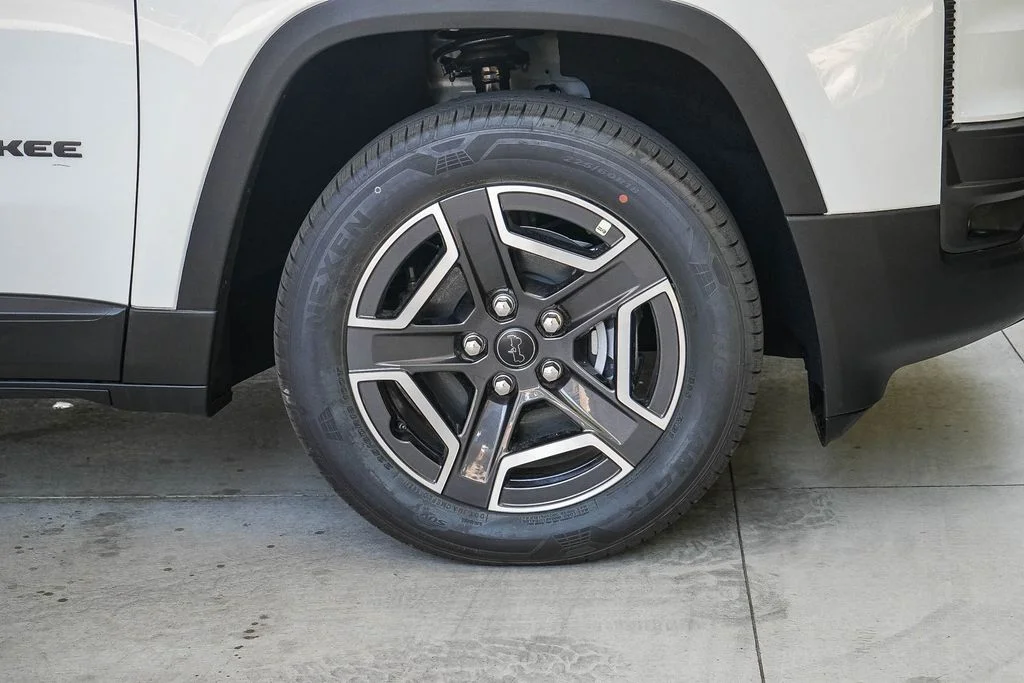 New 2026 Bright White Clearcoat Jeep Laredo image 10