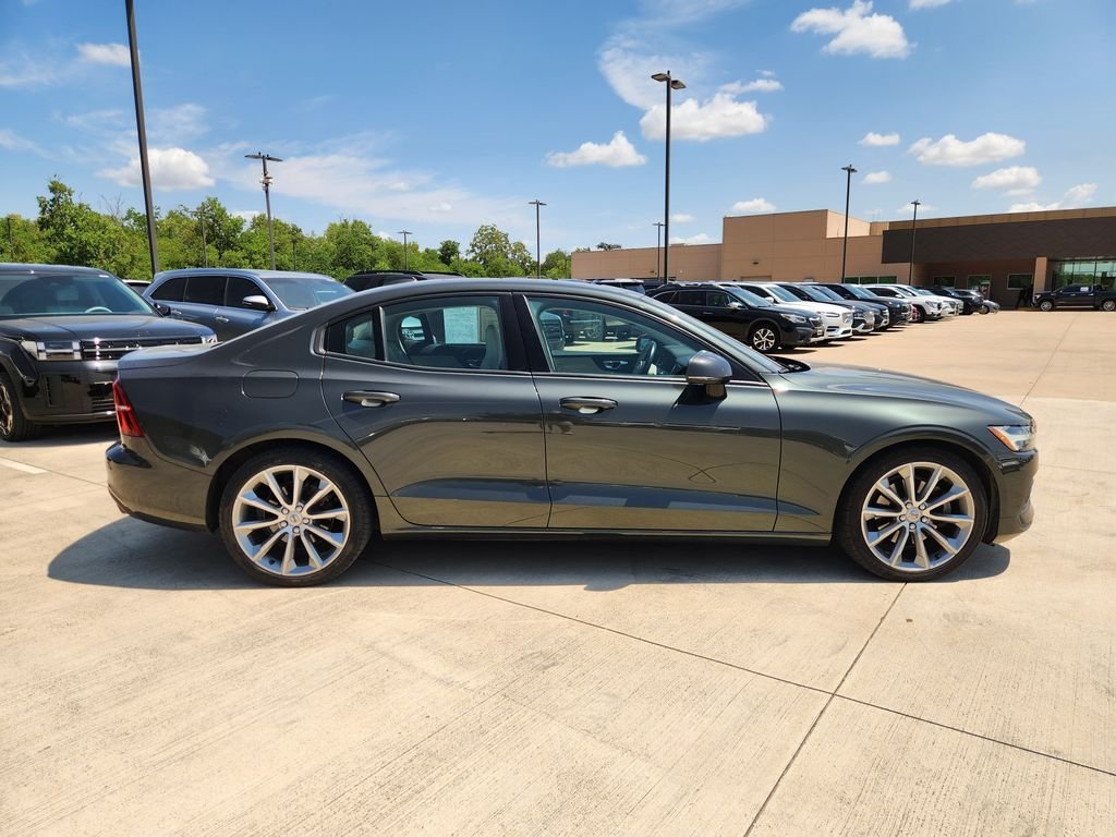 Used 2021 Pine Grey Metallic Volvo Momentum image 6