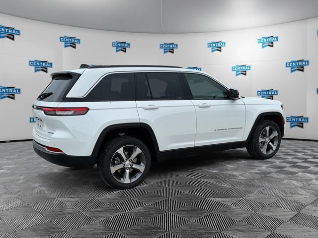 New 2026 Bright White Clear-Coat Exterior Paint Jeep Limited image 5