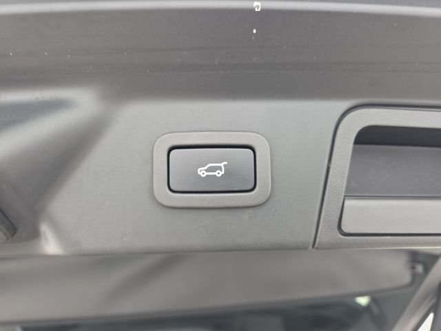 Used 2018 Fuji White Land Rover SE R-Dynamic image 36
