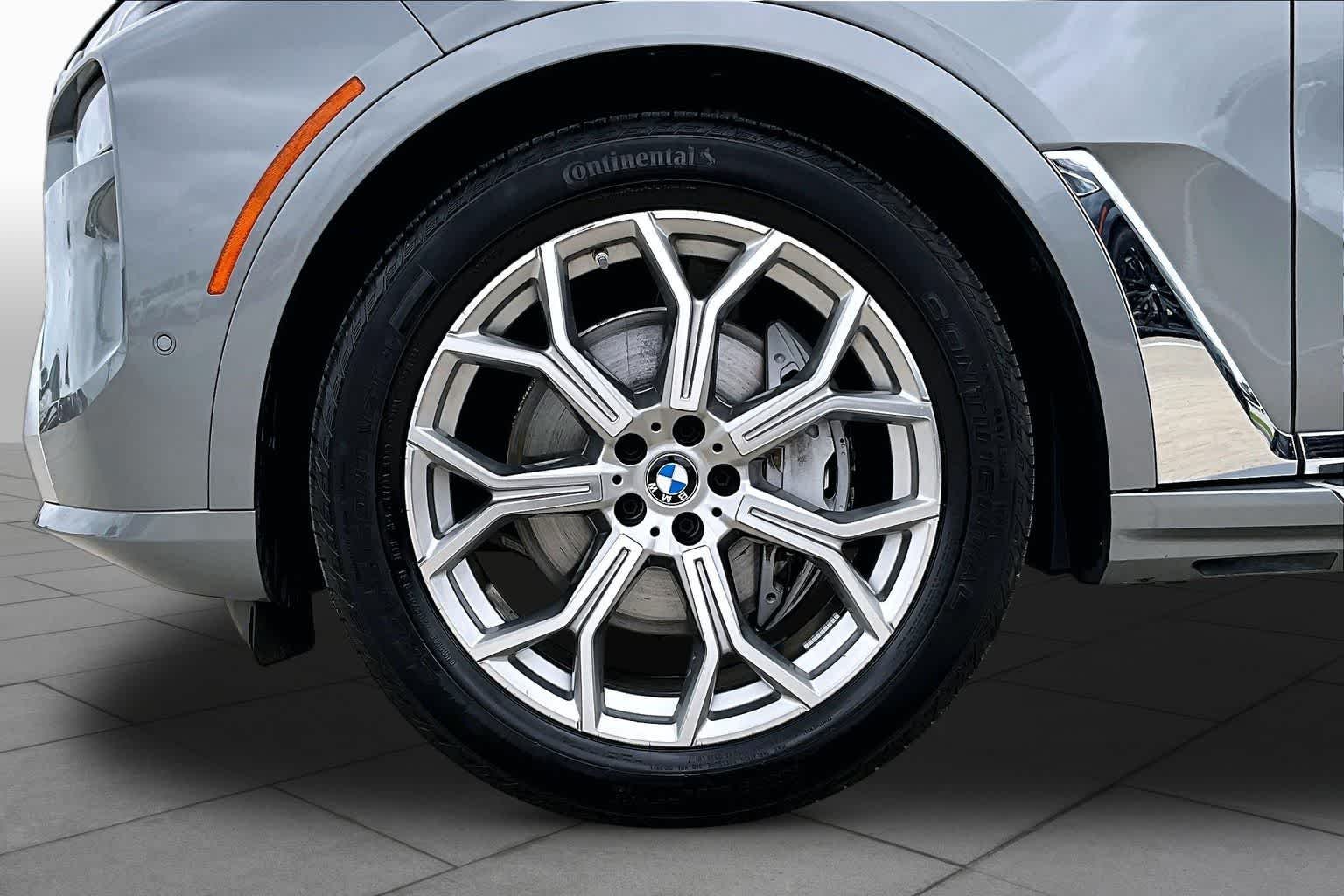 Used 2026 Skyscraper Grey Metallic BMW xDrive40i image 10