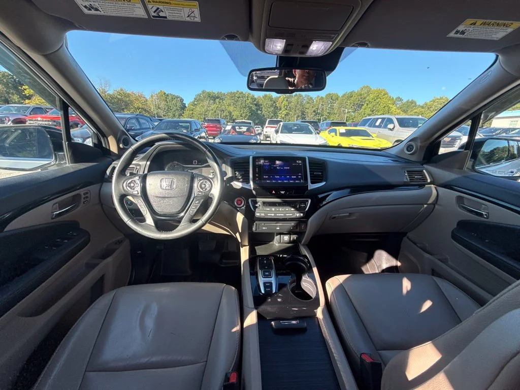 Used 2017  Honda Touring image 12