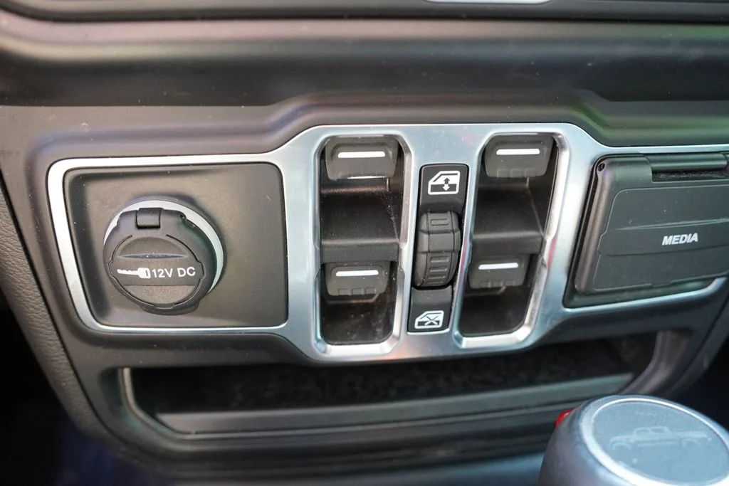 Used 2022 Silver Zynith Clearcoat Jeep Overland image 29