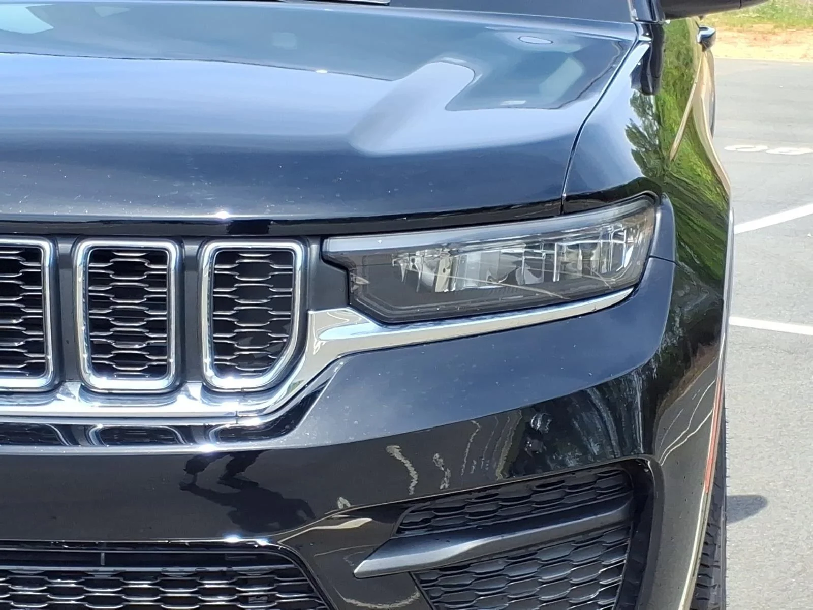 Used 2023 Diamond Black Crystal Pearlcoat Jeep Laredo image 13