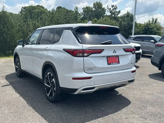 Used 2024  Mitsubishi SE image 7