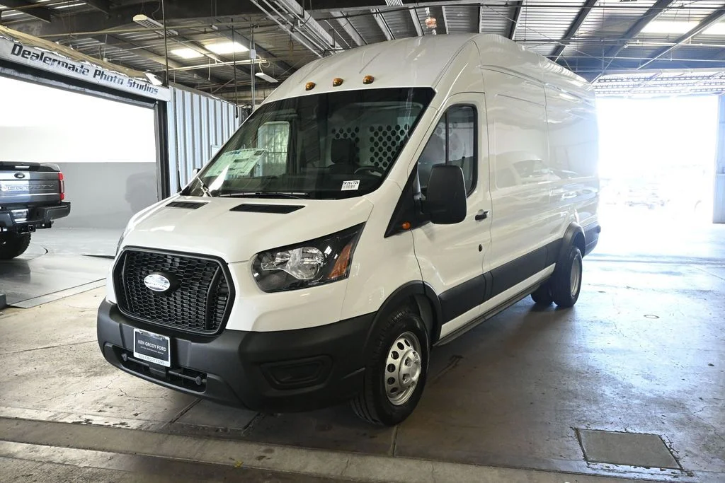 New 2026 Oxford White Ford Base image 4