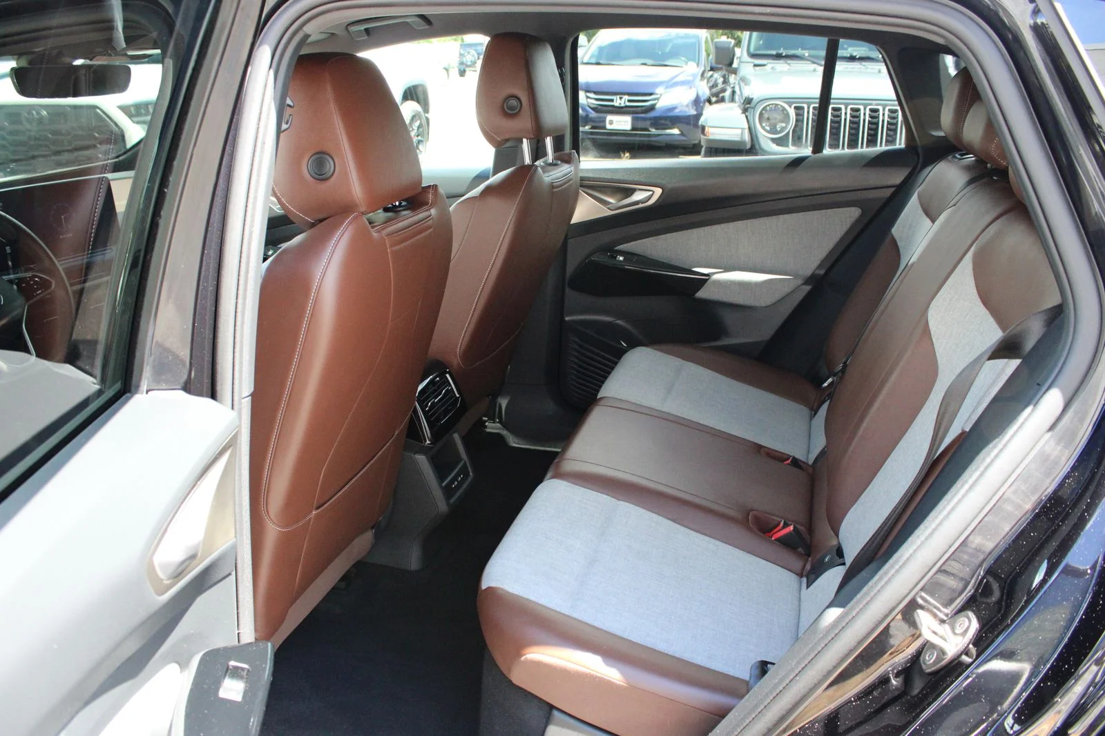 Used 2023  Volkswagen Pro image 6