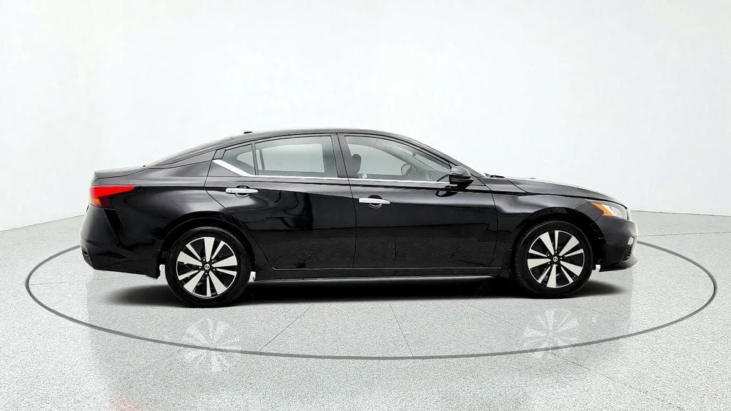 Used 2022 Super Black Nissan 2.5 SV Sedan image 4