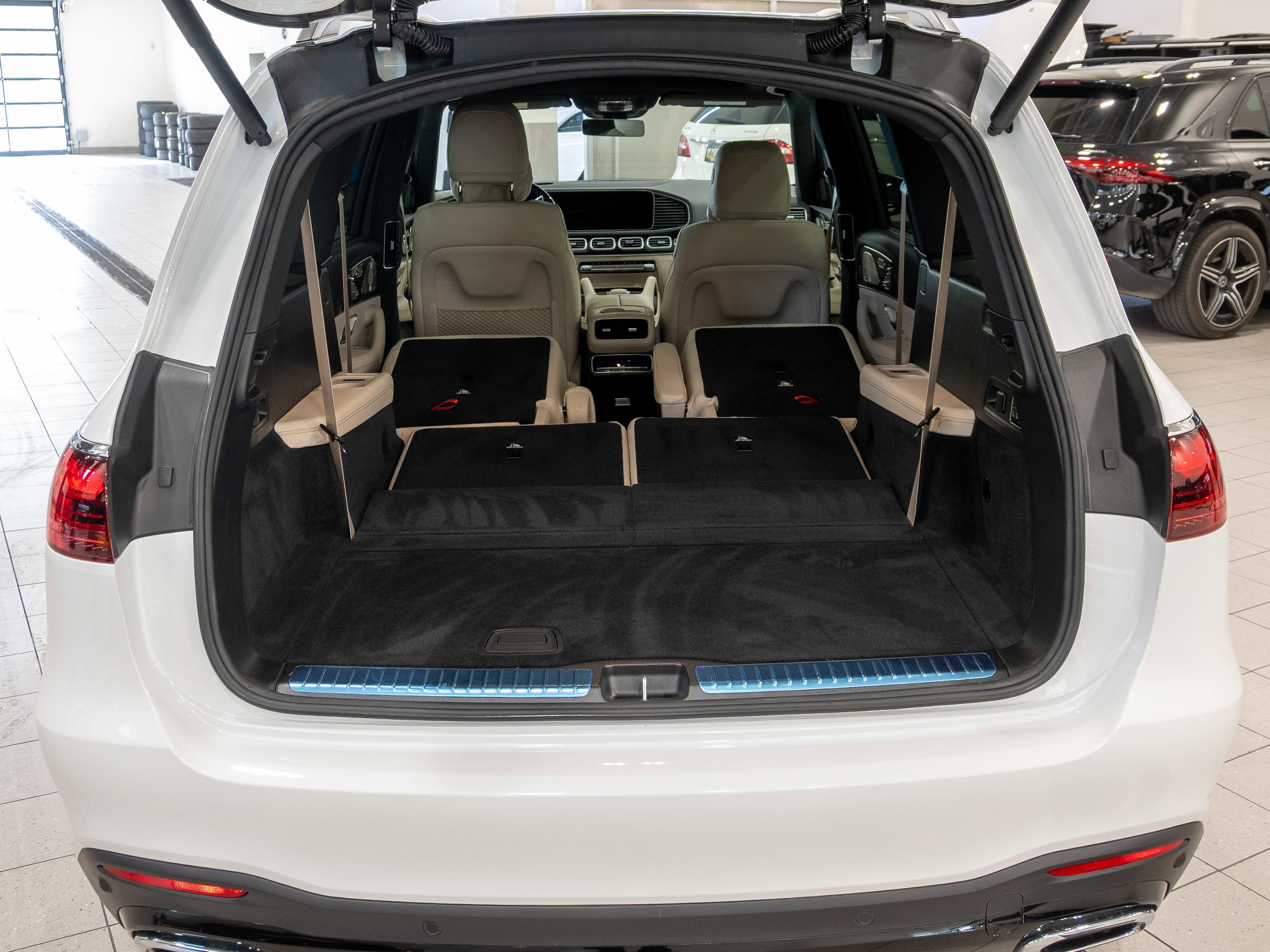 New 2026 MANUFAKTUR OPALITE WHITE BRIGHT Mercedes-Benz GLS 450 image 18