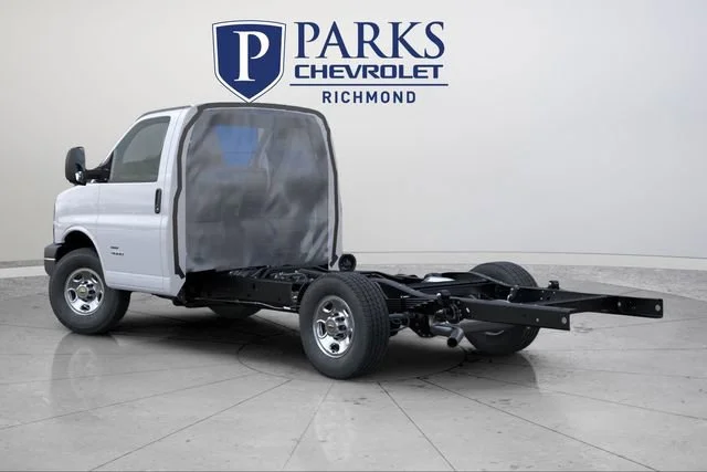 New 2025 Summit White Chevrolet 1WT image 3