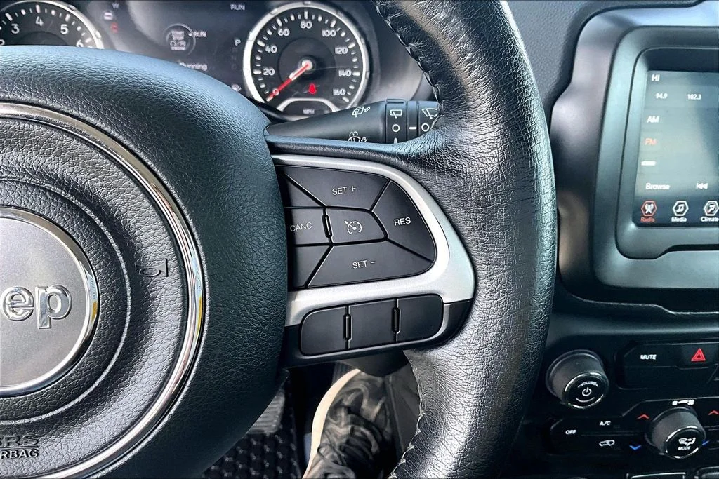 Used 2021 Silver Jeep Latitude image 19