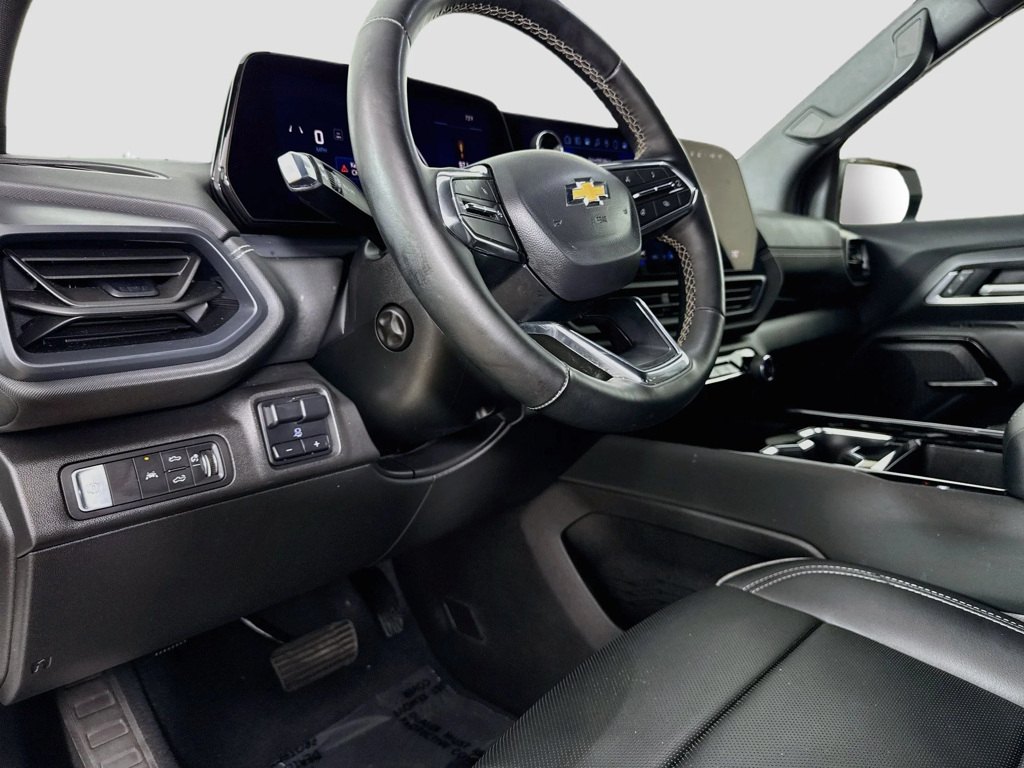 Used 2025 Summit White Chevrolet LT - Extended Range image 11