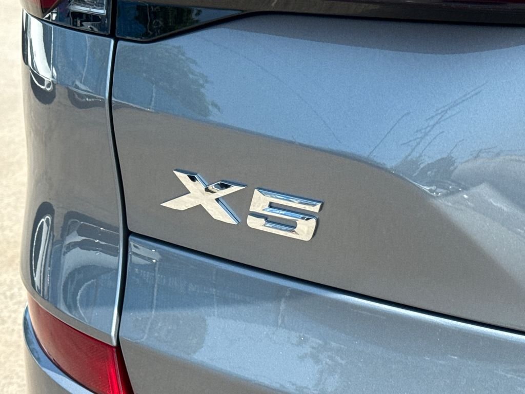 New 2026 Skyscraper Grey Metallic BMW xDrive50e image 7
