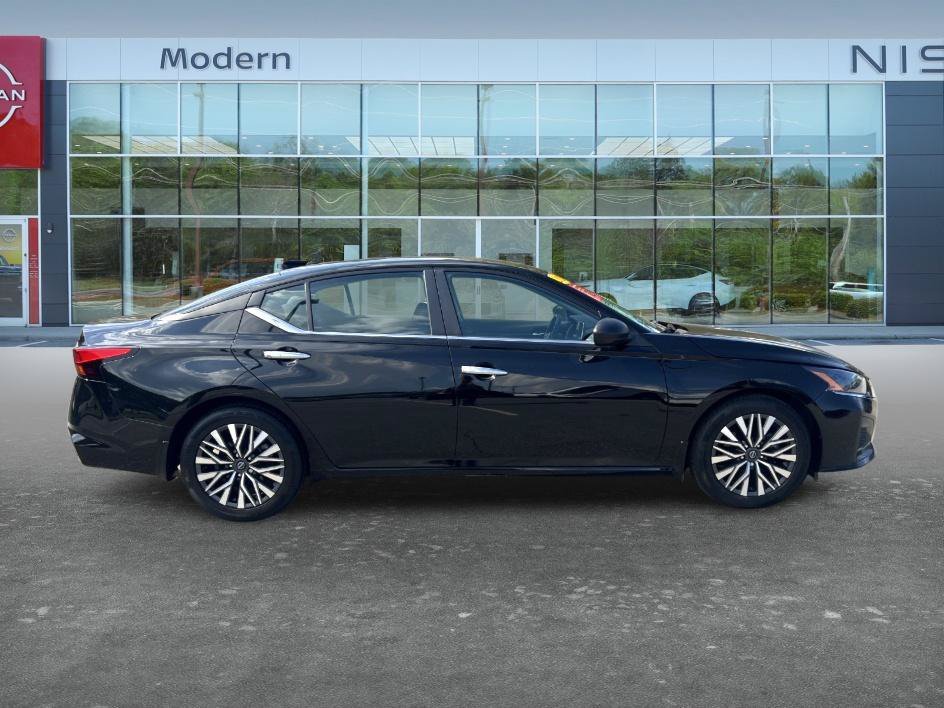 Used 2024 Super Black Nissan 2.5 SV image 4