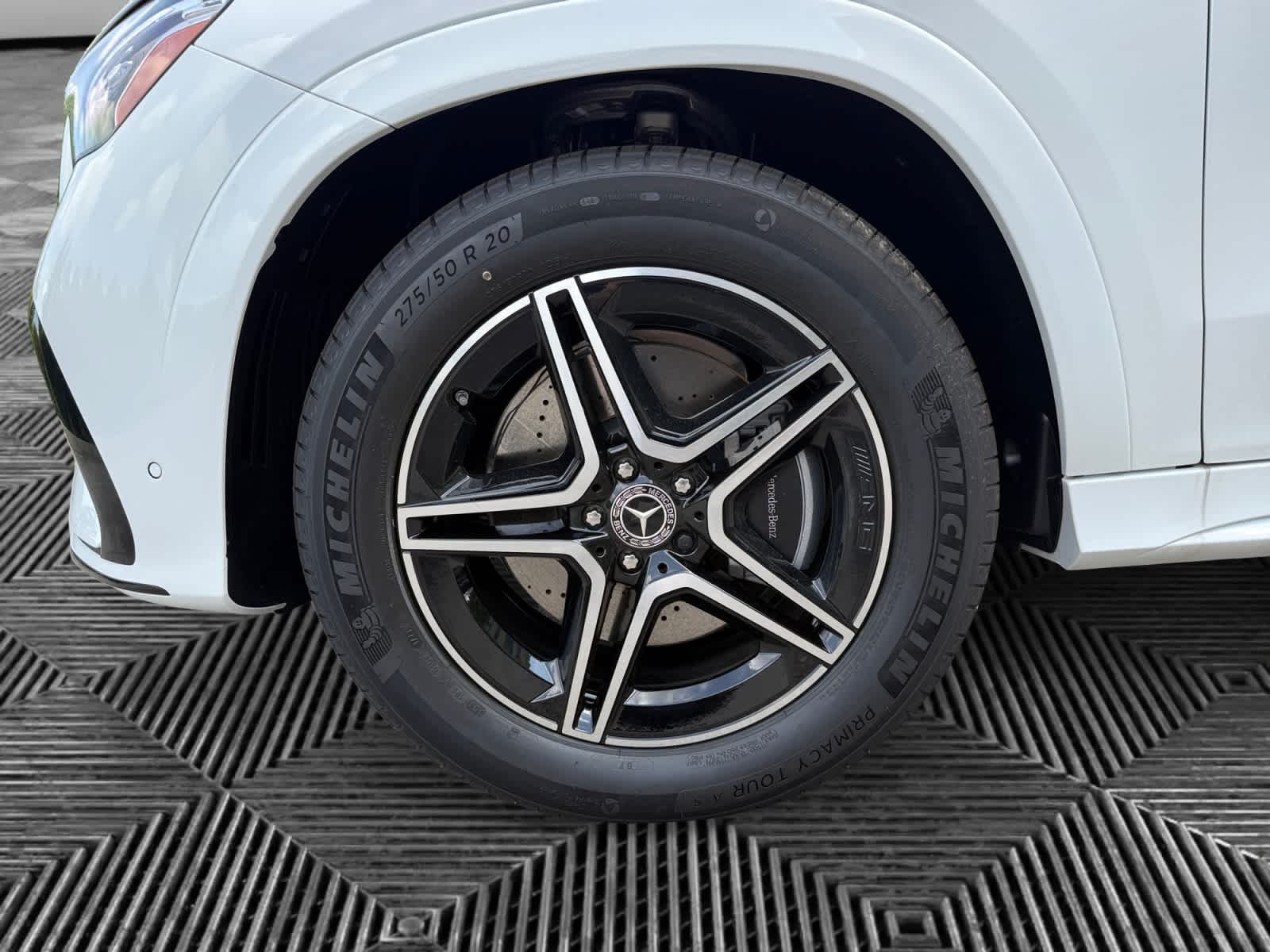 New 2026 MANUFAKTUR Moonlight White Metallic Mercedes-Benz GLE 350 image 9
