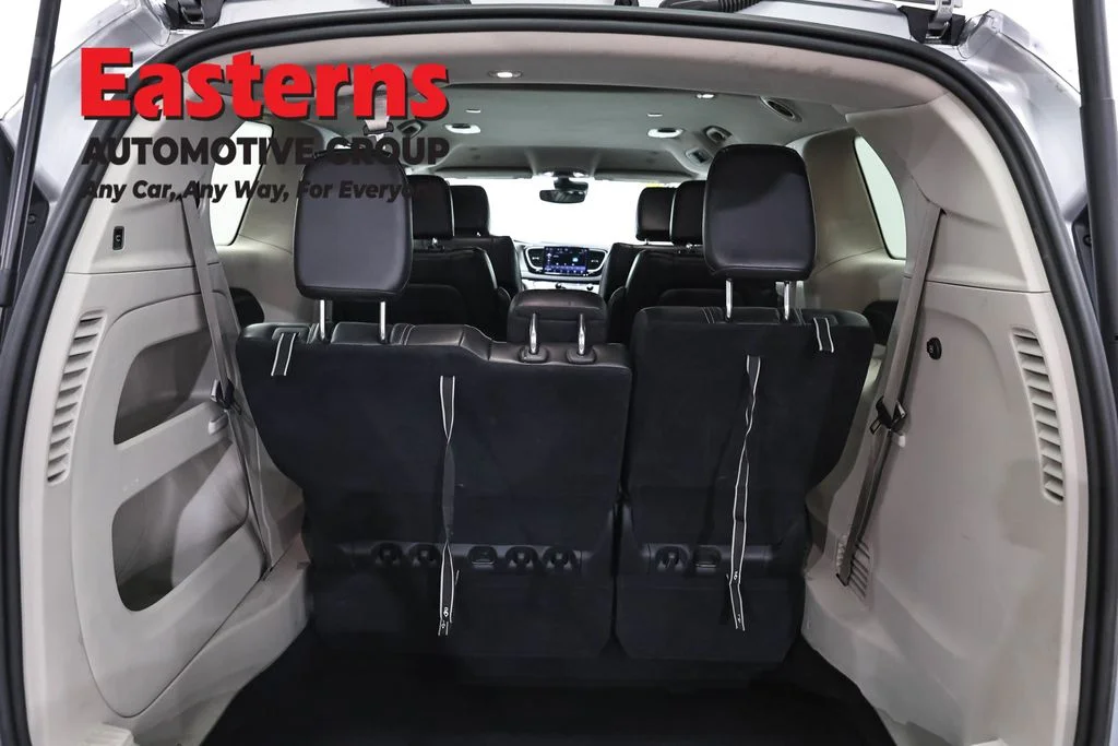 Used 2023 Silver Chrysler Touring L image 9