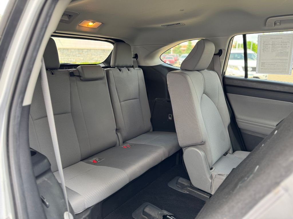2021 Toyota Highlander LE - Photo 15