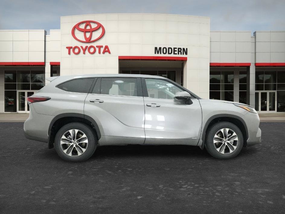 New 2026 Heavy Metallic Toyota Hybrid XLE image 13