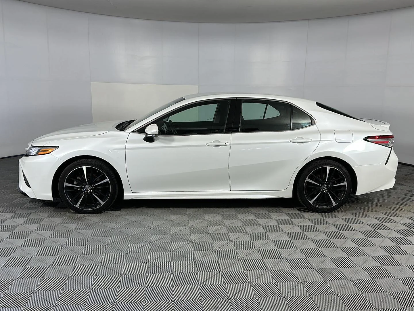 Used 2018 Pearl Toyota XSE image 4