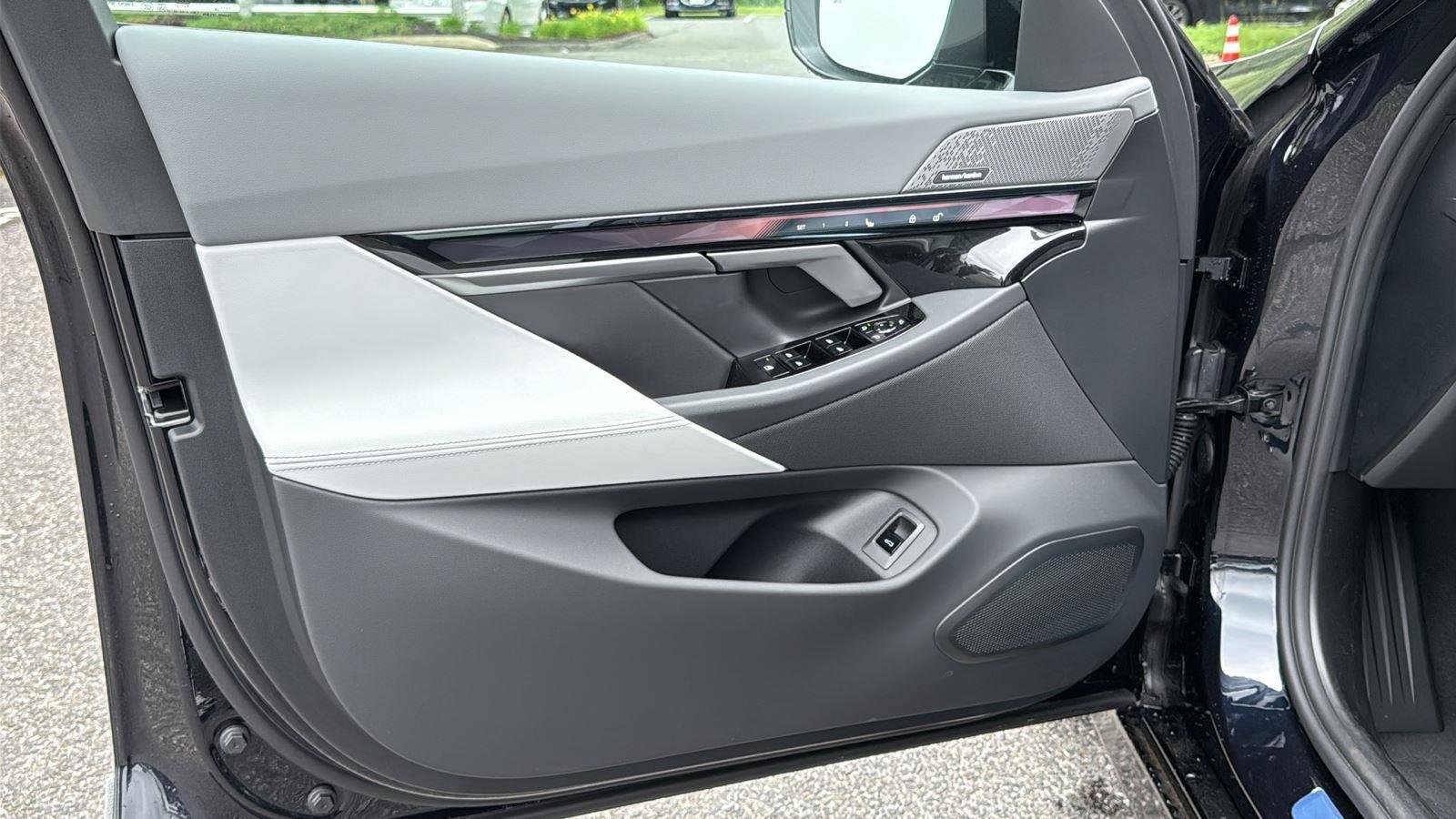 New 2027 Carbon Black Metallic BMW 550e xDrive image 9