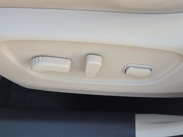 Used 2016 Pearl White Nissan SL image 15