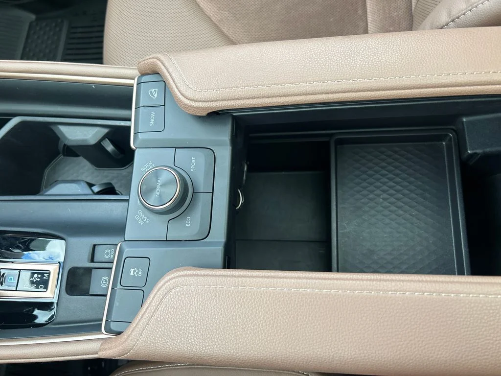 Certified Used 2025  Toyota MAX Platinum image 23