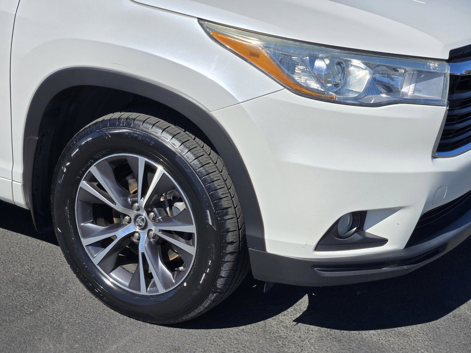 Used 2016 White Toyota XLE image 9