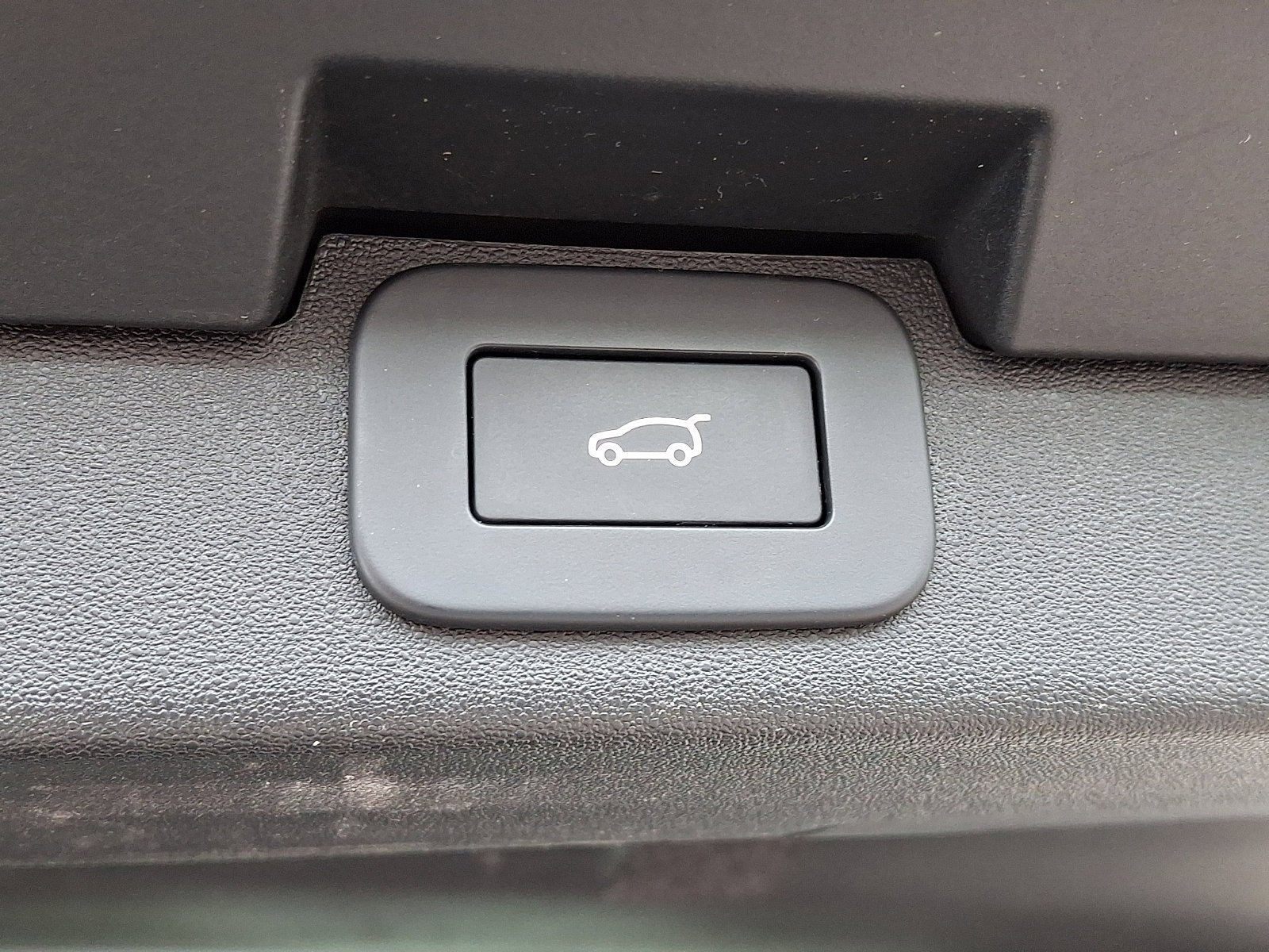 Used 2024 White Land Rover S image 31
