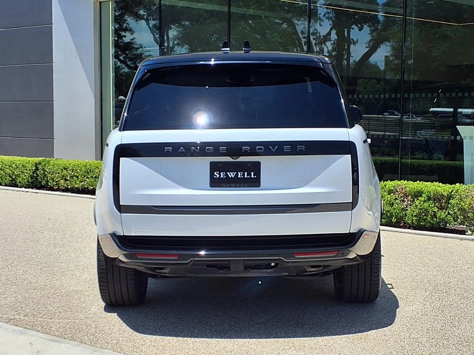 Certified Used 2025 Fuji White Land Rover SE image 5