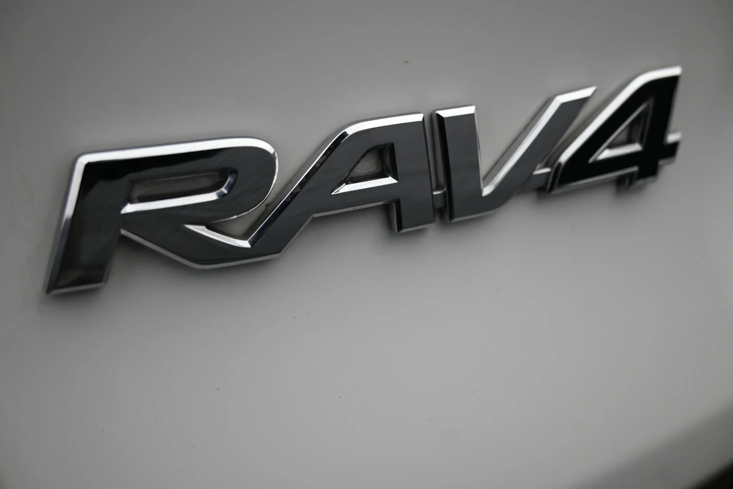 Used 2025 White Toyota XLE image 28