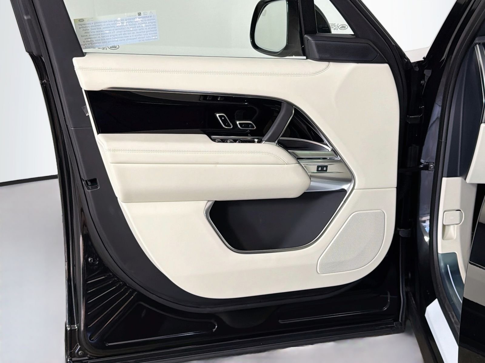 New 2026 Santorini Black LAND ROVER SE image 21