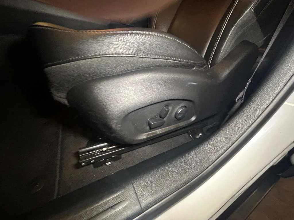 Used 2025 Bright White Jeep Limited image 21