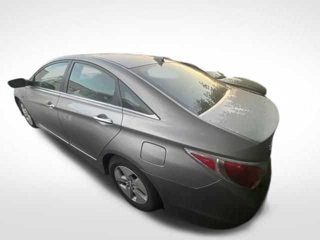 Used 2012 Silver Metallic Hyundai Base image 7