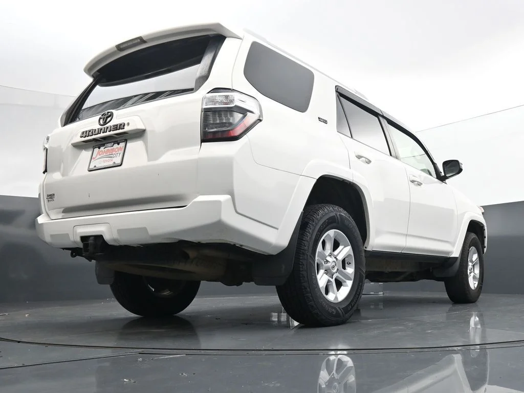 Used 2018 White Toyota SR5 image 32