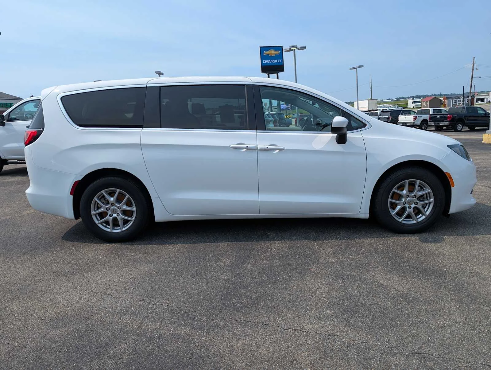 Used 2022 Bright White Clearcoat Chrysler LX image 7