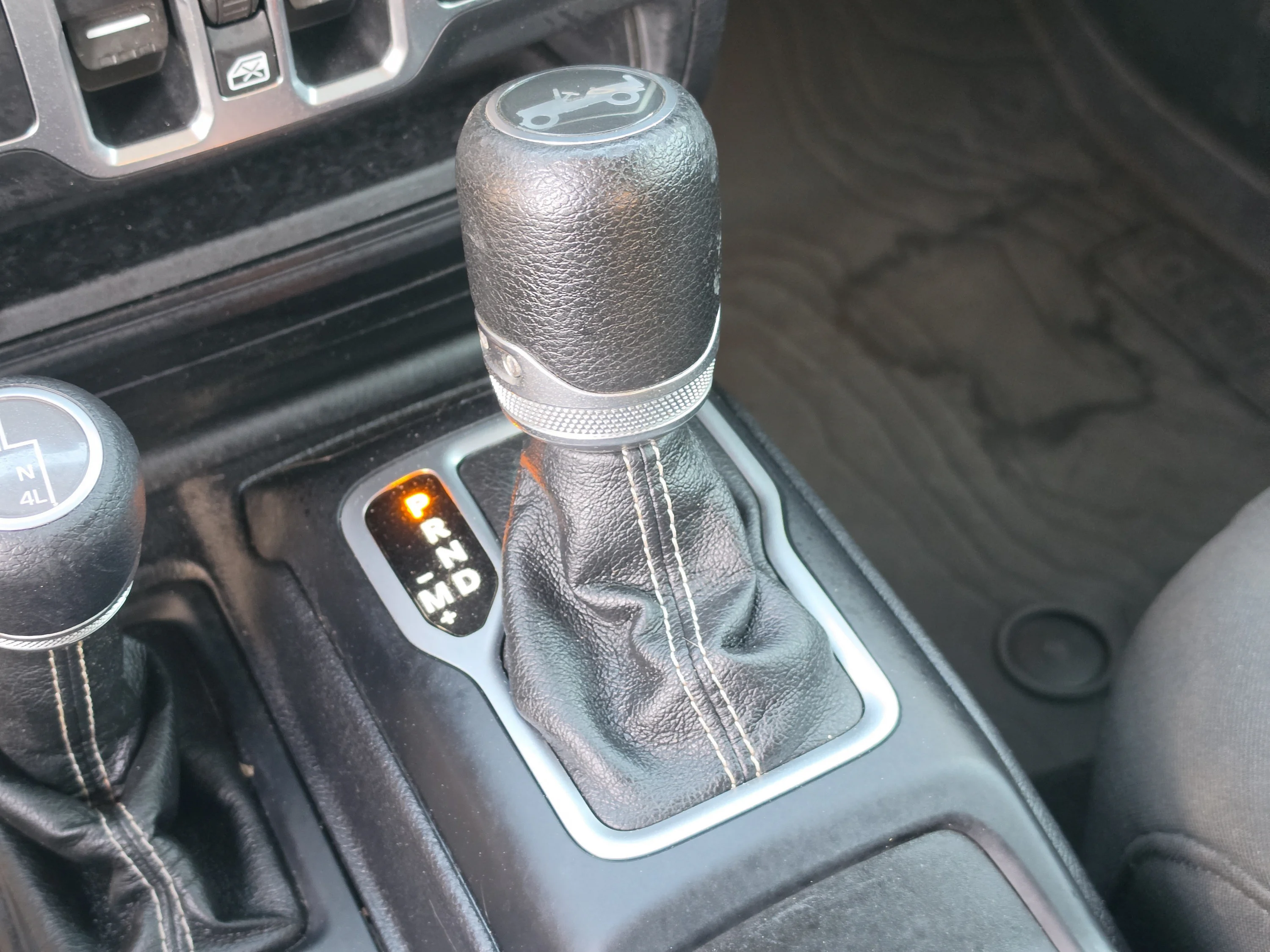 Used 2018 Granite Crystal Metallic Clearcoat Jeep Sahara image 30