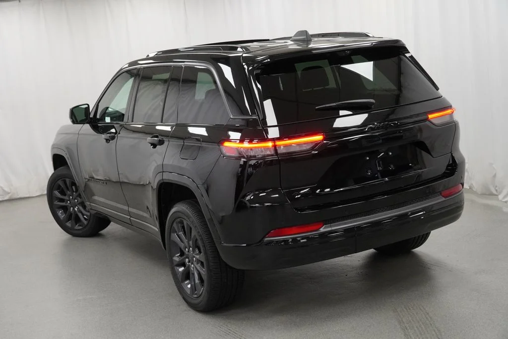 New 2026 Diamond Black Crystal Pearl-Coat Exterior Paint Jeep Limited Reserve image 14