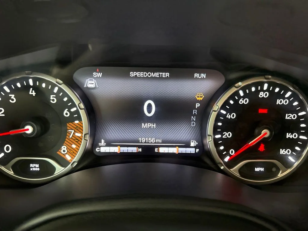 Used 2023 White Jeep Latitude image 21