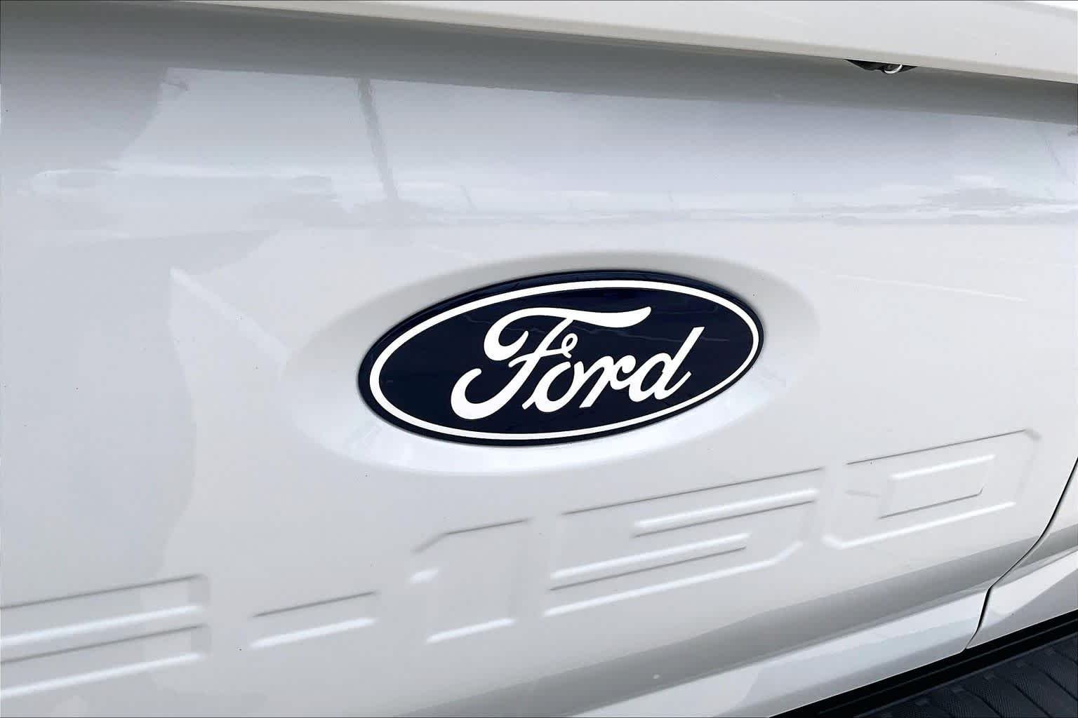 Used 2024 Star White Metallic Tri-Coat//Darkened Bronze Ford King Ranch image 10