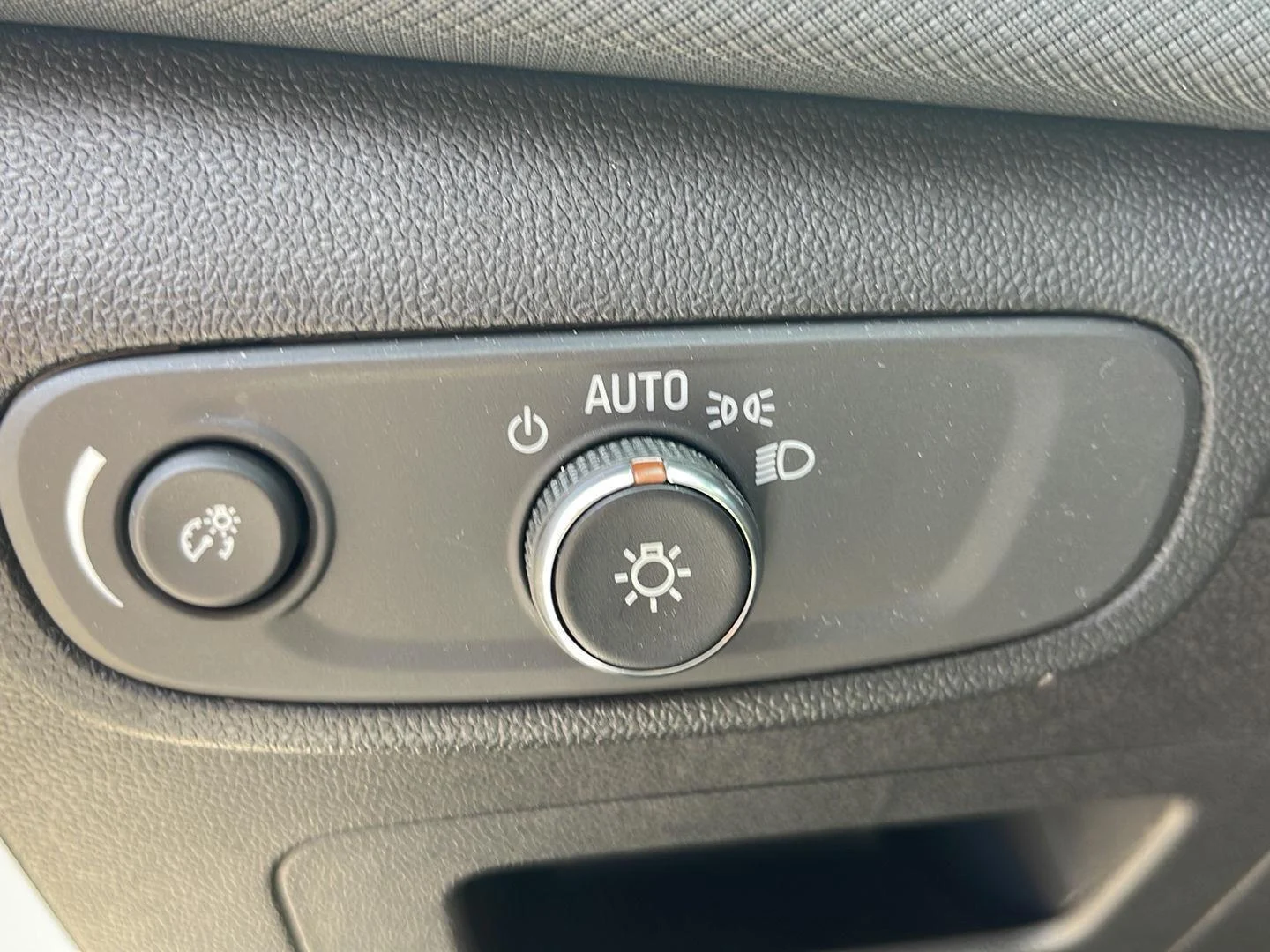Used 2025 Summit White Chevrolet LT image 21